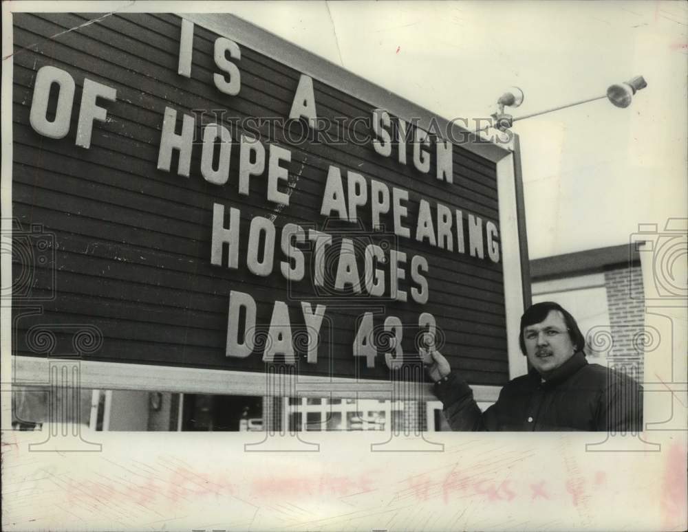 1981 Press Photo Bill Irving updates hostage support sign in Westmere, New York- Historic Images