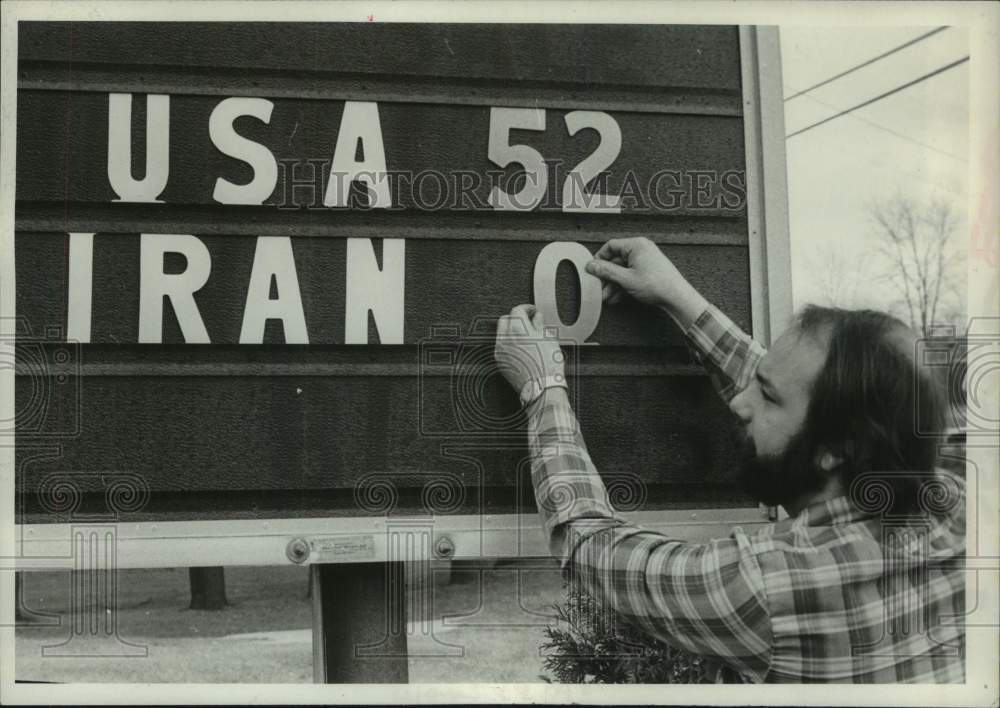 1981 Press Photo Steve Gaetano updates hostage support sign in Albany, New York- Historic Images