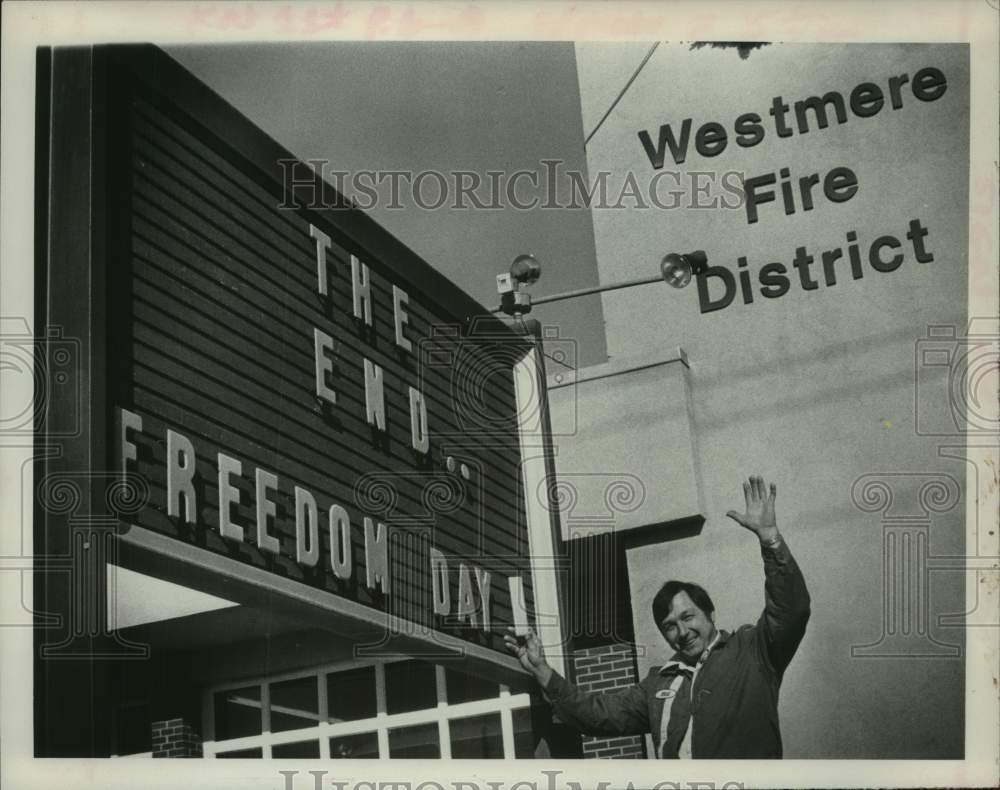 1981 Press Photo Westmere, NY Fire Department updates hostage support sign- Historic Images