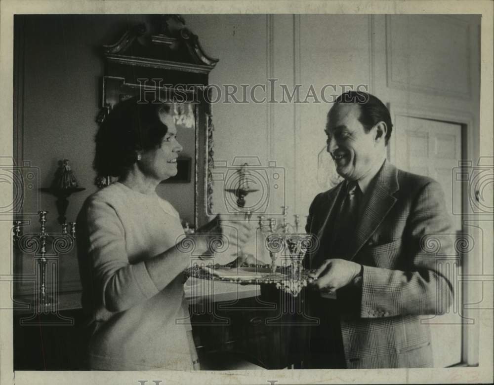 1971 Press Photo Mrs. Gene Robb and Richard P. Leach with drinks in New York- Historic Images