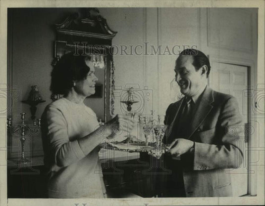 1971 Press Photo Mrs. Gene Robb and Richard P. Leach with drinks in New York- Historic Images