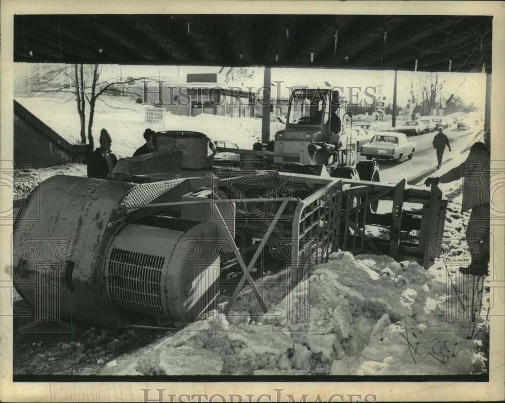 1971 Press Photo Crew works to clear traffic accident in Rotterdam, New York