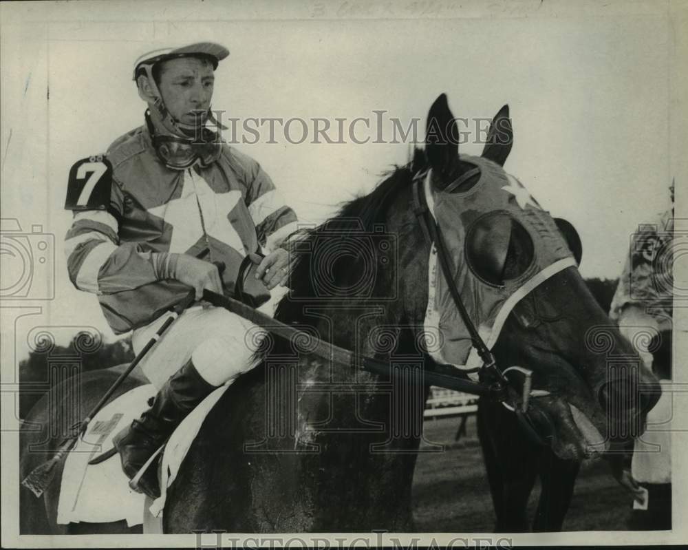 1964 Press Photo Jockey Johnny Ruanne on Sonic Wave in New York - tua44104- Historic Images