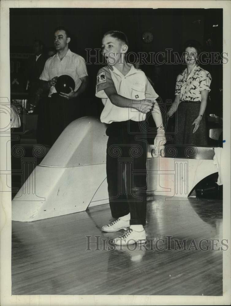 1962 Press Photo Dick Rossi celebrates a strike at New York bowling alley- Historic Images