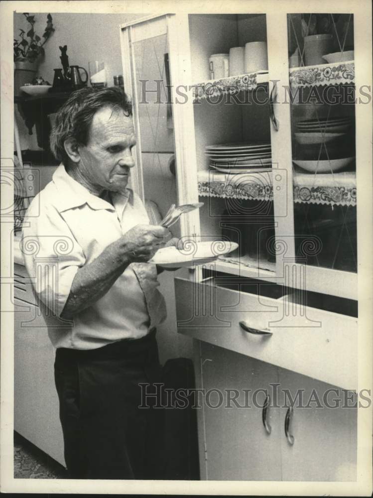 1974 Press Photo Walter Hellman stacks dishes at New York developmental center