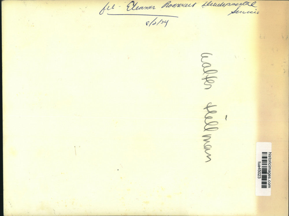 1974 Press Photo Walter Hellman stacks dishes at New York developmental center