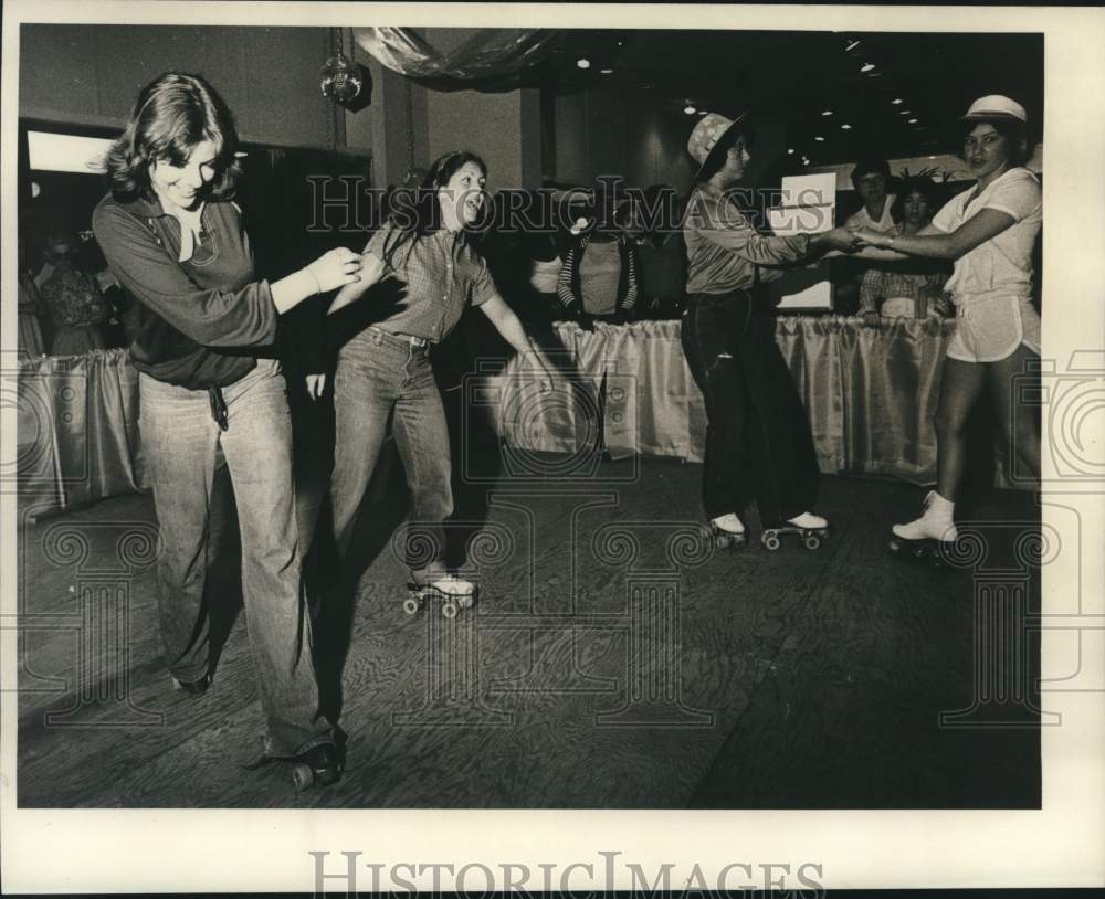 1979 Press Photo Girls skating at roller disco in New York - tua45746- Historic Images