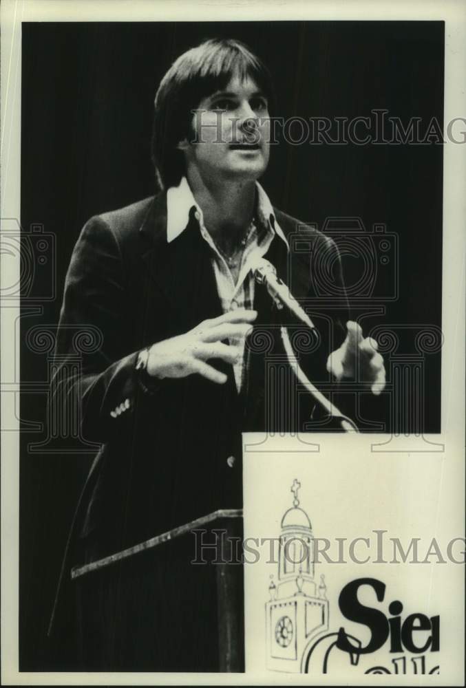 1977 Press Photo Bruce Jenner speaks at Siena College in Albany, New York- Historic Images