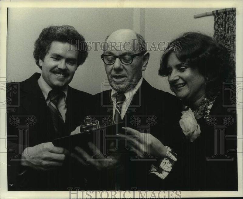 Load image into Gallery viewer, 1976 Press Photo Stephen McQuicle with colleagues in New York - tua47110
