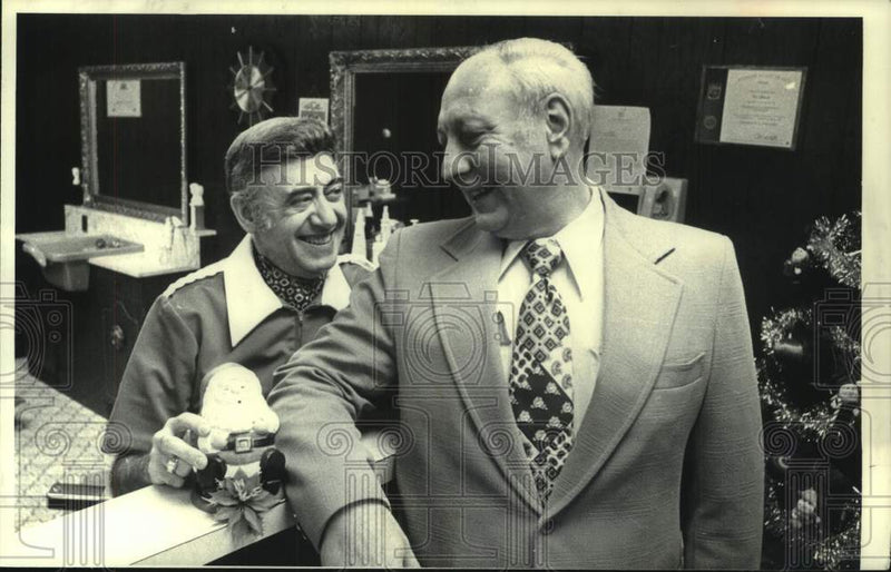 Load image into Gallery viewer, 1978 Press Photo Gene Martucci &amp; Danny F. Fisher with Christmas tree in New York
