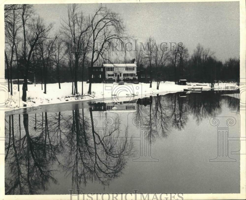 1973 Press Photo Sportsmans Lodge reflected in Lake Lonely, New York - tua48153
