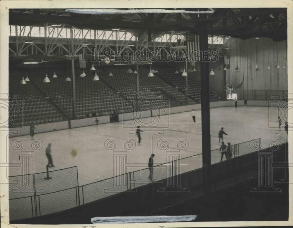 1960 Press Photo Ice skaters on rink at Rensselaer Polytechnic Institute, NY- Historic Images