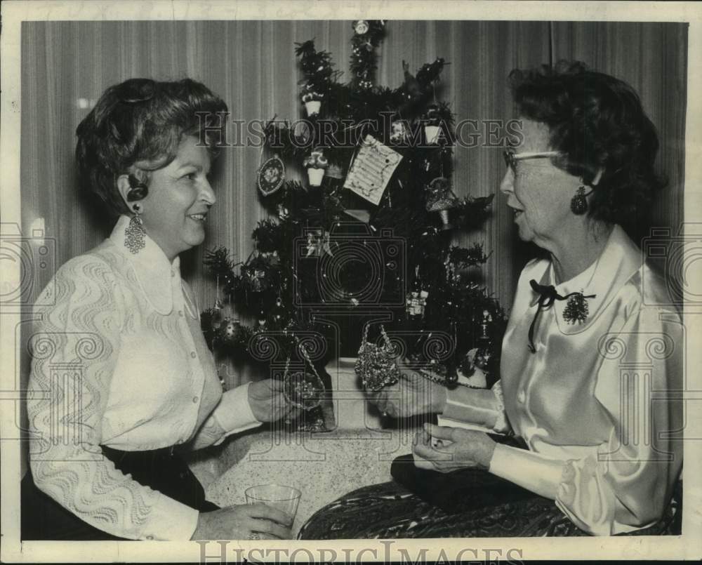 1971 Press Photo Ladies admire Christmas decorations in Albany, New York