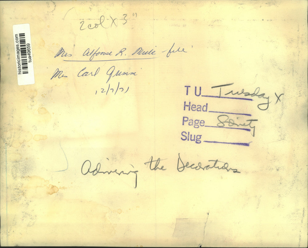 1971 Press Photo Ladies admire Christmas decorations in Albany, New York