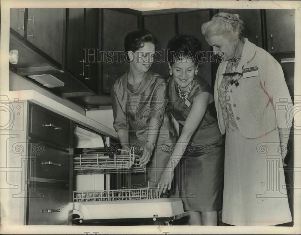 1964 Press Photo Ladies inspect dishwasher in model kitchen in New York