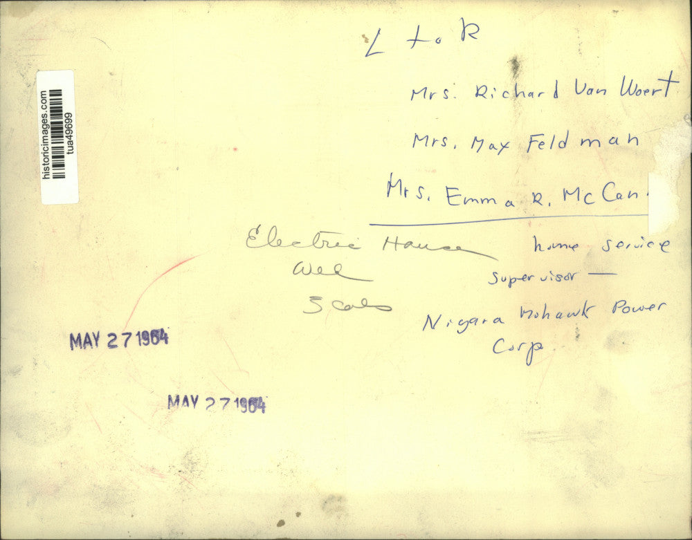 1964 Press Photo Ladies inspect dishwasher in model kitchen in New York