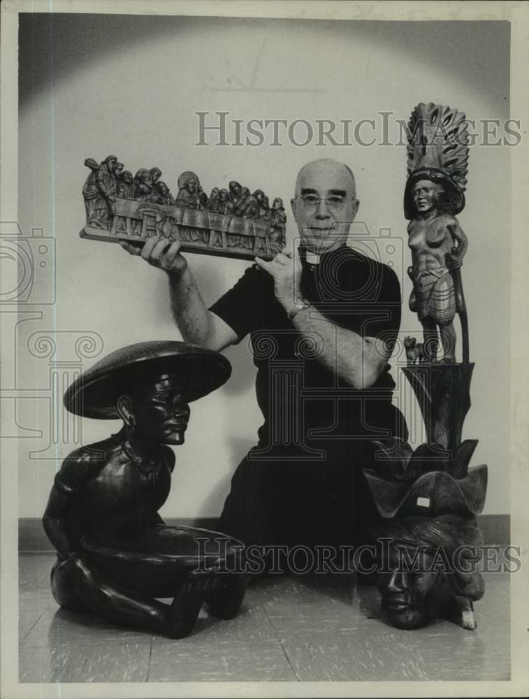 1972 Press Photo Reverend Fred Julian with Philippine artwork in New York
