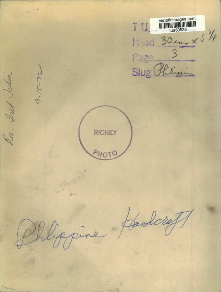 1972 Press Photo Reverend Fred Julian with Philippine artwork in New York