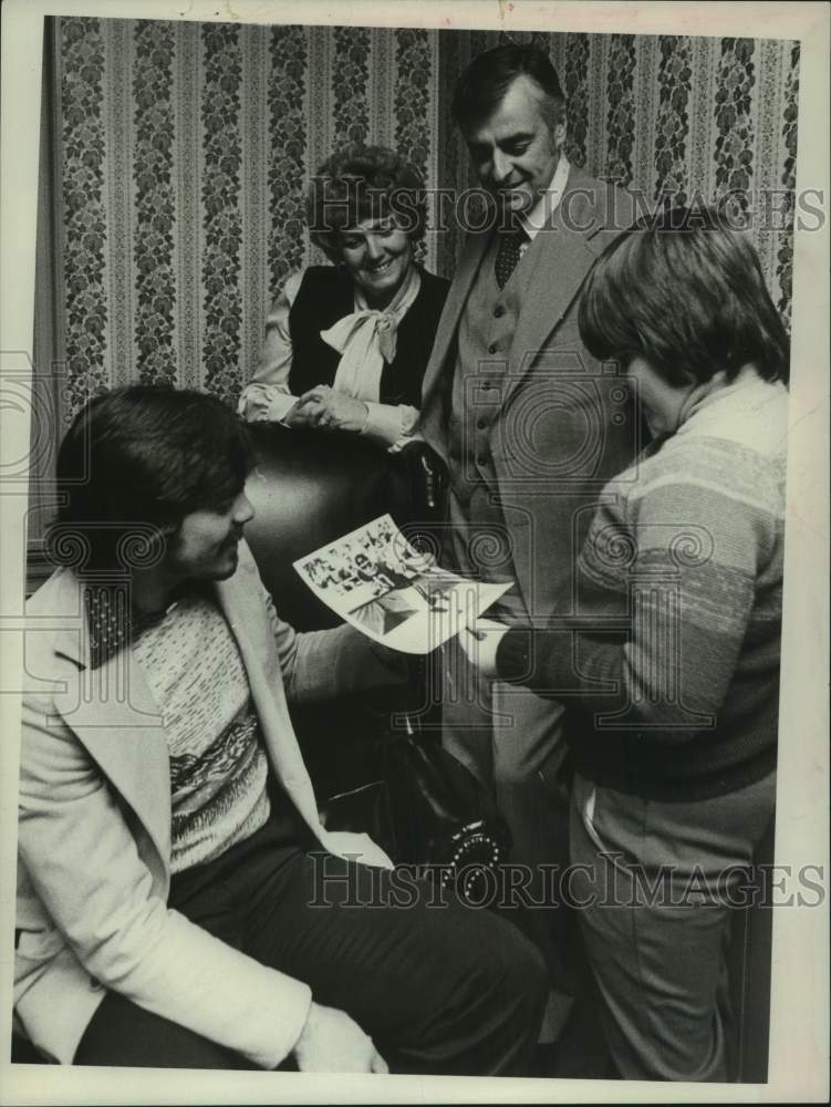 1977 Press Photo Pro football player visits family in New York - tua52038- Historic Images