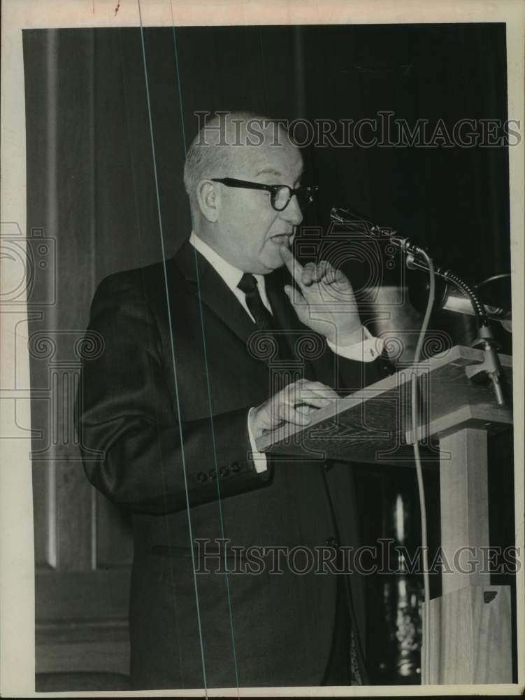 1967 Press Photo Daniel Becker, former Assemblyman, speaks in New York