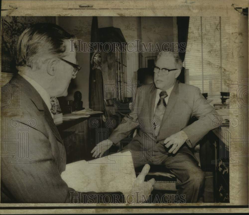 1974 Press Photo US Congressman Edward Hutchinson chats with colleague