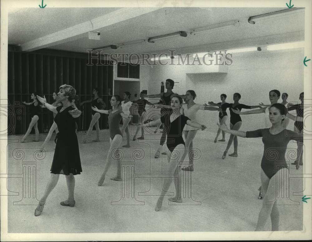 1973 Press Photo Mireille Briane leads ballet class in New York - tua52894