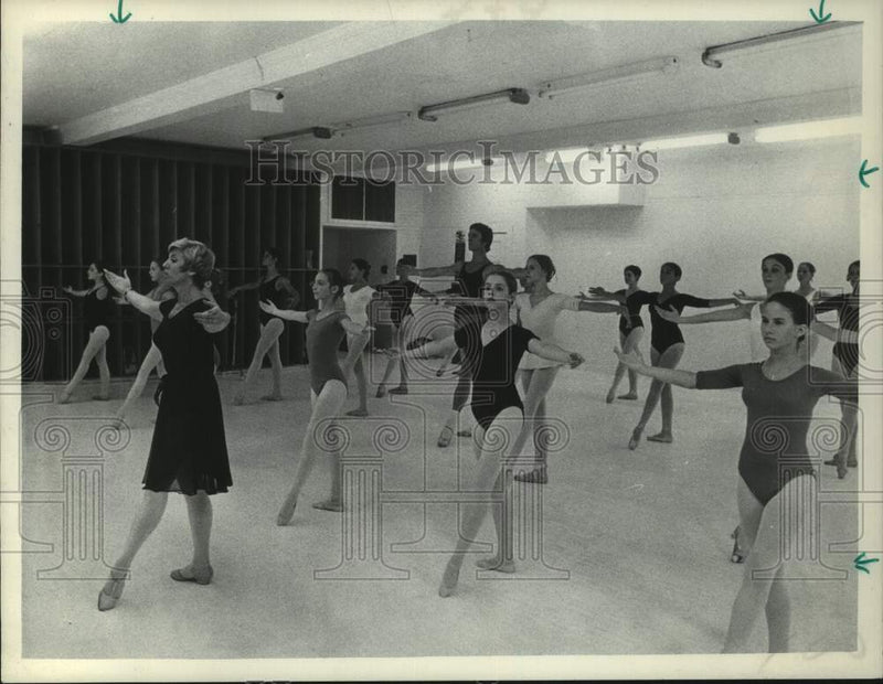 Load image into Gallery viewer, 1973 Press Photo Mireille Briane leads ballet class in New York - tua52894
