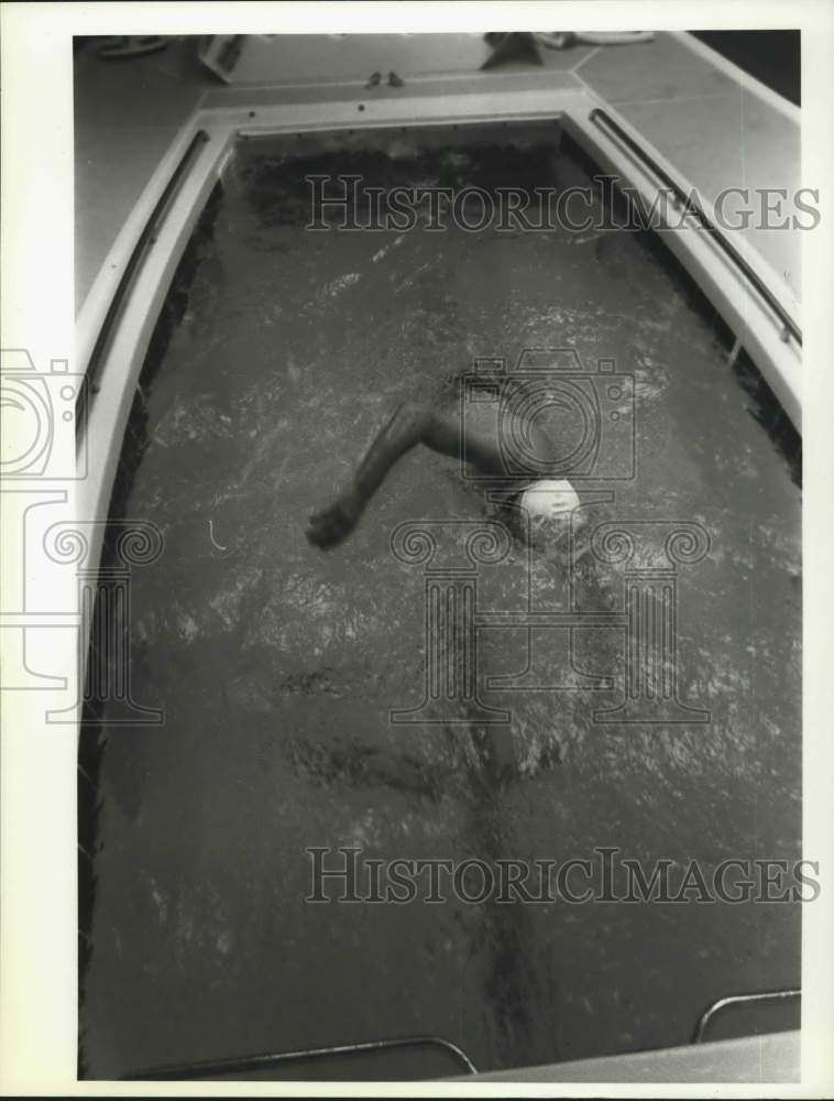 1989 Press Photo George Hasselman swims in indoor lap pool in Colonie, New York- Historic Images