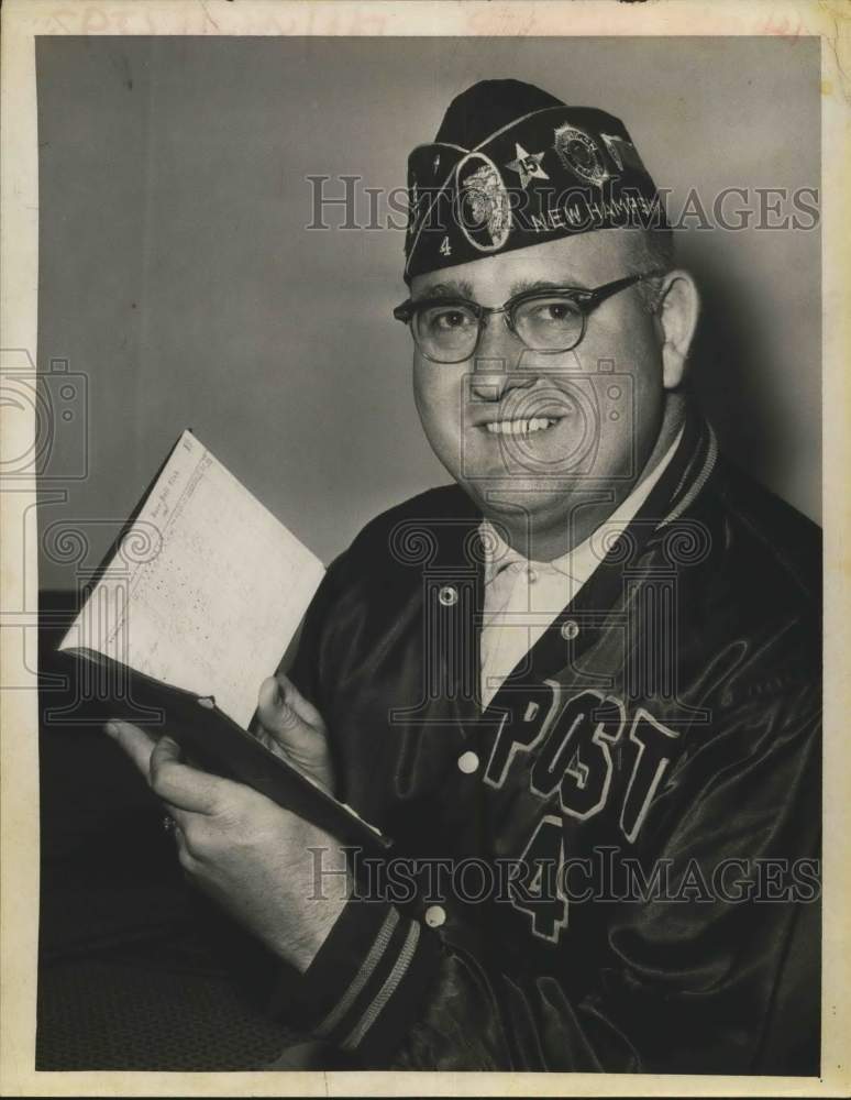 1964 Press Photo Warren Barrett with antique baseball scorebook in New York- Historic Images