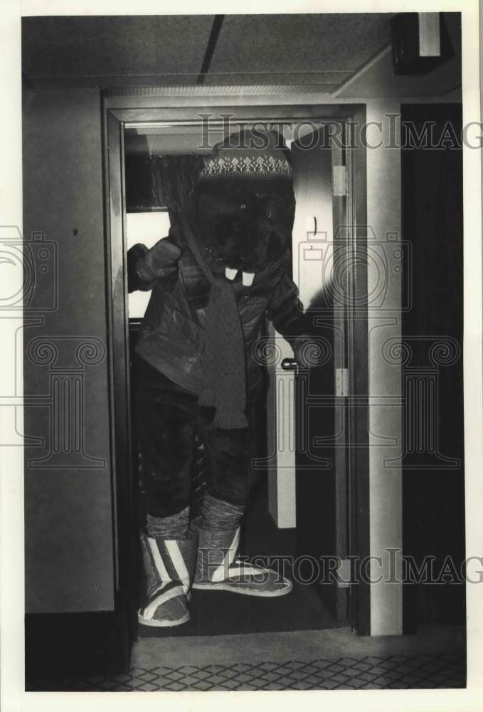 1987 Press Photo Busch City Ski mascot at Hilton Hotel in Albany, New York- Historic Images