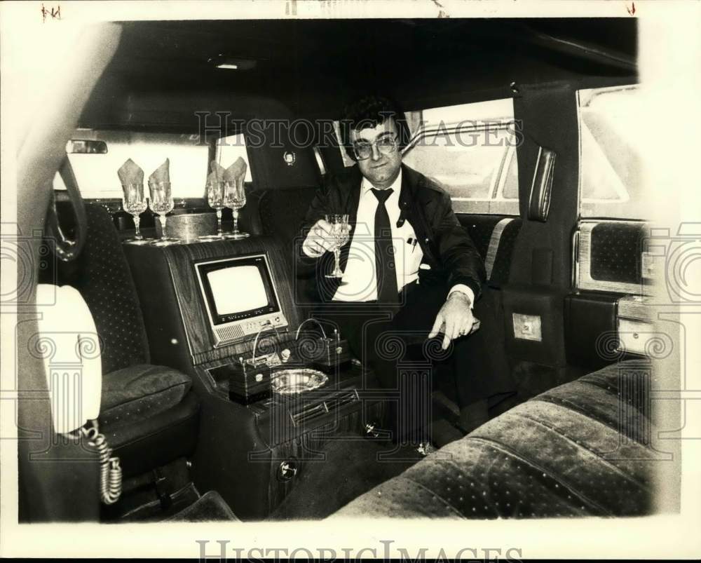 1985 Press Photo Greg Tutunjian in his 1982 Cadillac in Colonie, New York