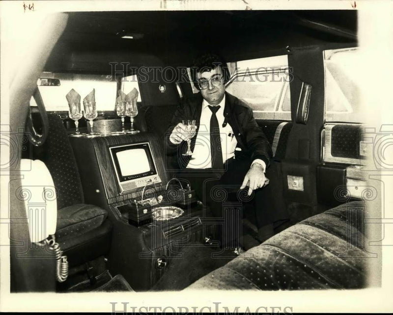 Load image into Gallery viewer, 1985 Press Photo Greg Tutunjian in his 1982 Cadillac in Colonie, New York
