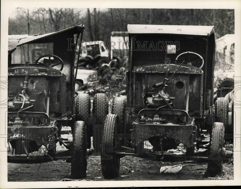 Load image into Gallery viewer, 1981 Press Photo Antique cars in New York junkyard - tua53802
