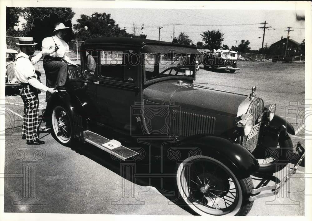 1990 Press Photo Joe &amp; Donna Liotta with 1929 Ford Model A Coupe in New York- Historic Images