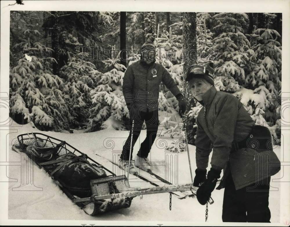 1977 Press Photo Nick and Jackie Avignon with ski patrol rescue gear in New York- Historic Images