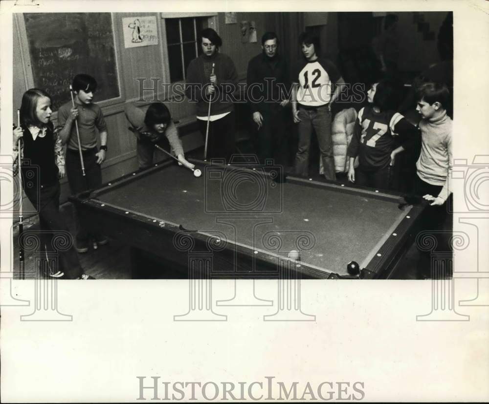 1976 Press Photo Kids play pool at American Legion hall, Averill Park, New York- Historic Images