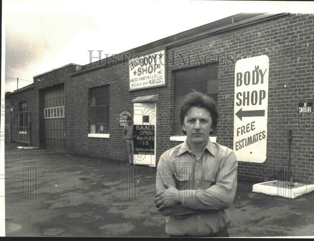 1983 Press Photo Randy Bennett outside his Albany, New York auto body shop