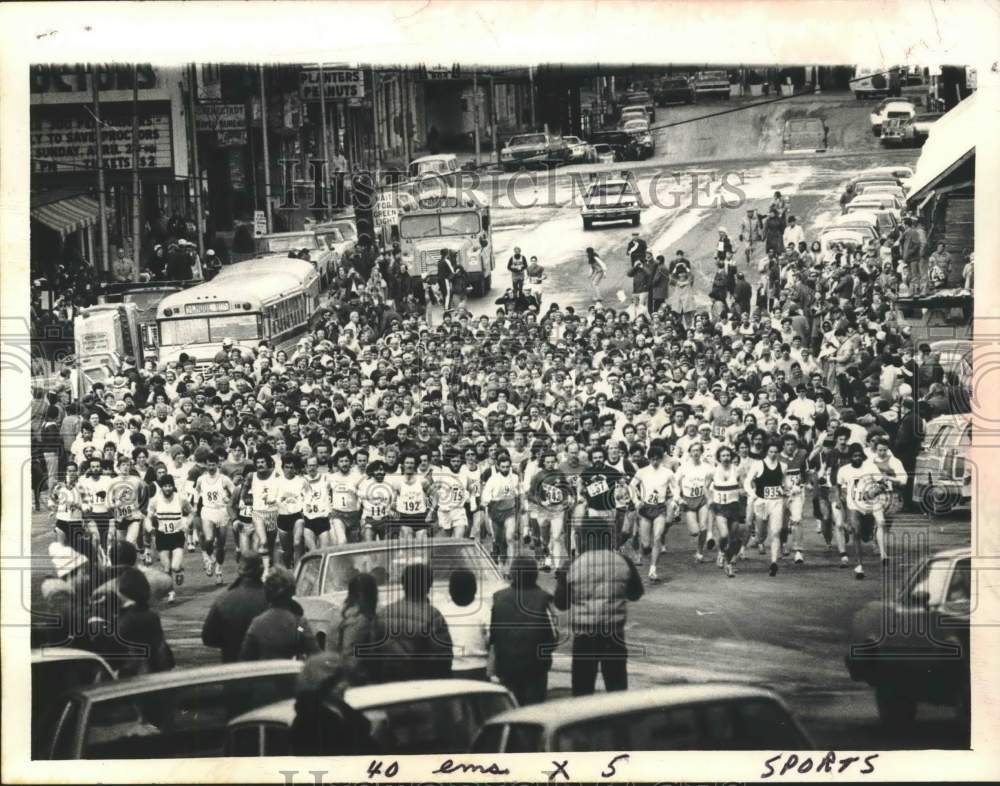 1978 Press Photo Runners at start of Bankathon race in Albany, New York- Historic Images