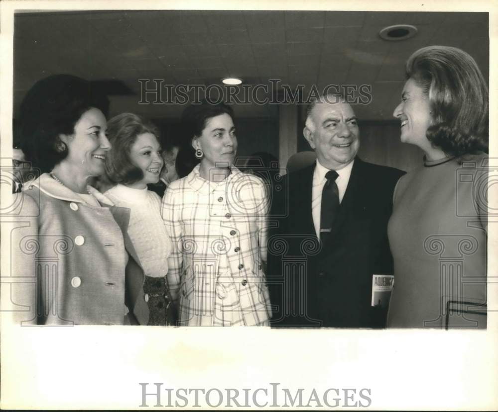 1970 Press Photo Committee plans dinner dance at Belmont Park in New York- Historic Images