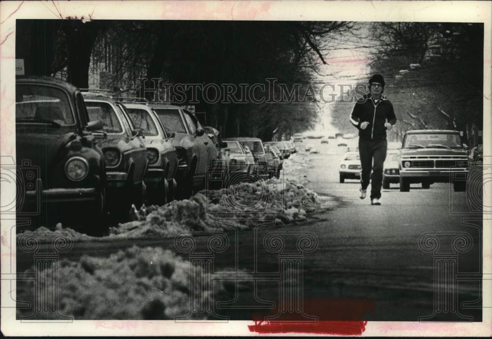 1977 Press Photo Roger Quinn, last place finisher in Barkathon race, New York- Historic Images