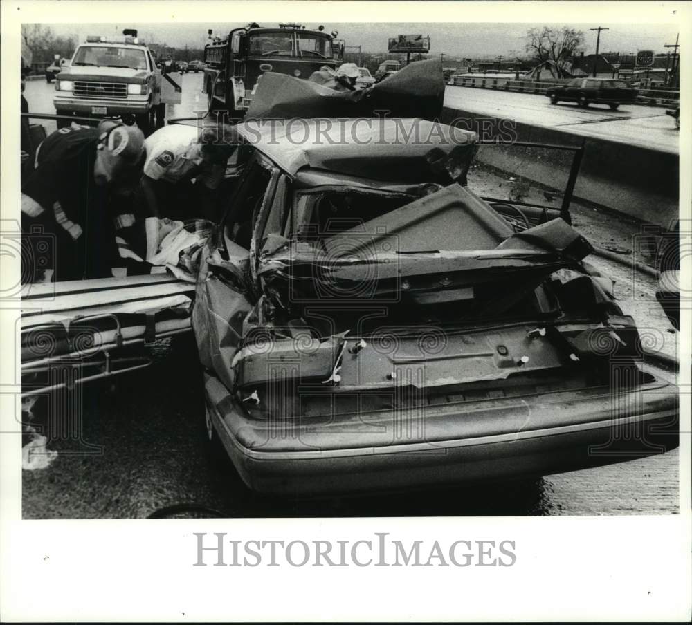 1989 Press Photo Rescuers treat auto accident victim in Albany, New York