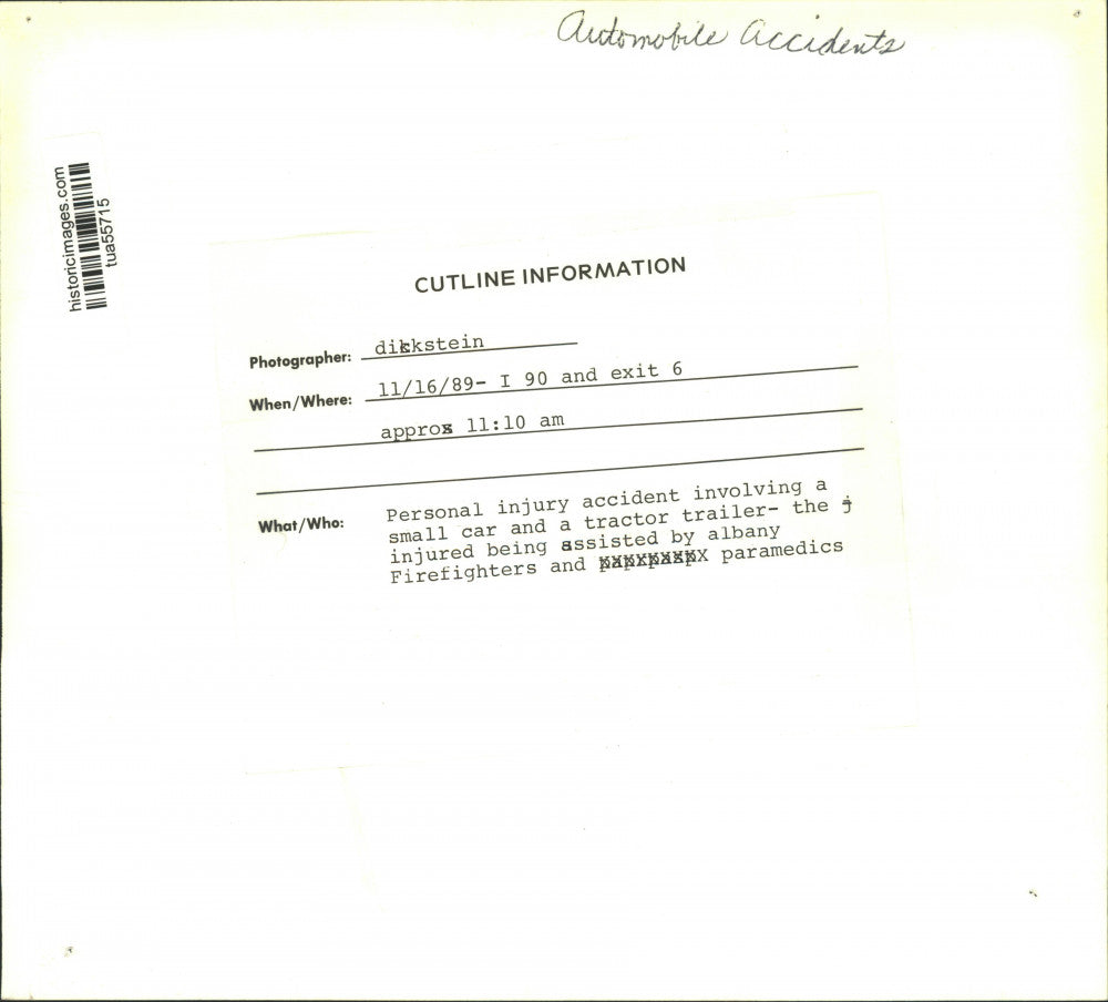 1989 Press Photo Rescuers treat auto accident victim in Albany, New York