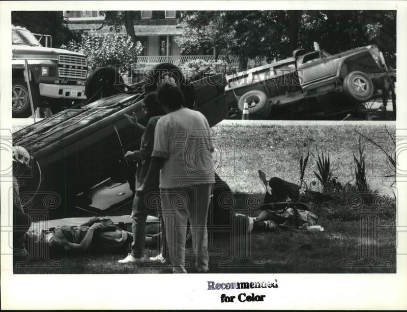Load image into Gallery viewer, 1992 Press Photo Rescuers tend to driver of overturned car in Albany, New York
