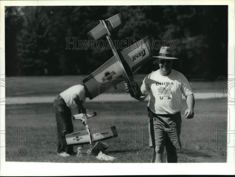 1994 Press Photo Model Airplane Club members and planes in Schenectady, New York