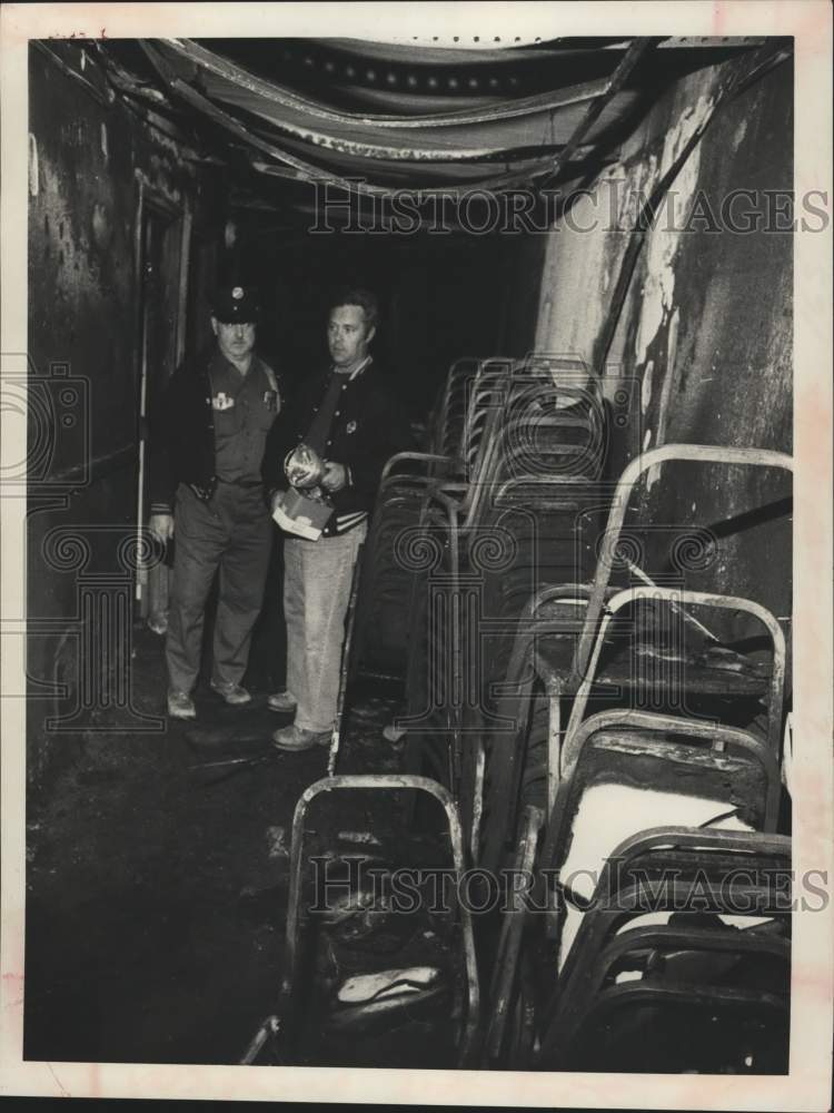 Load image into Gallery viewer, 1978 Press Photo Officials investigate fire at Guilderland, New York Ramada Inn
