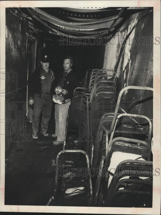 1978 Press Photo Officials investigate fire at Guilderland, New York Ramada Inn