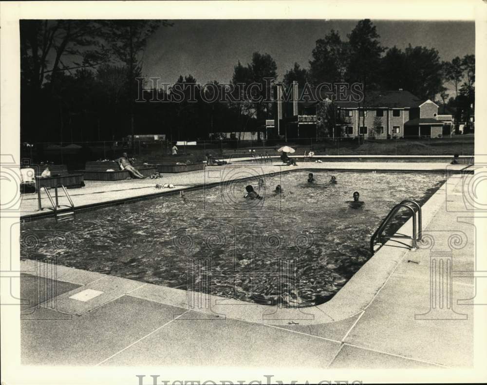 1987 Press Photo Swimmers in pool at Knox Woods Apartments, Halfmoon, New York- Historic Images