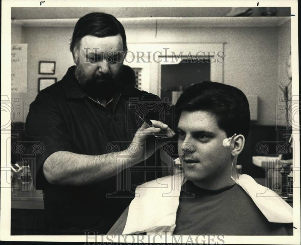 1987 Press Photo John Kois styles Richard Rynski&#39;s hair at New York barber shop- Historic Images