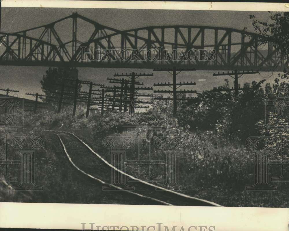1975 Press Photo Railroad tracks under Berkshire Spur Bridge in Albany, New York