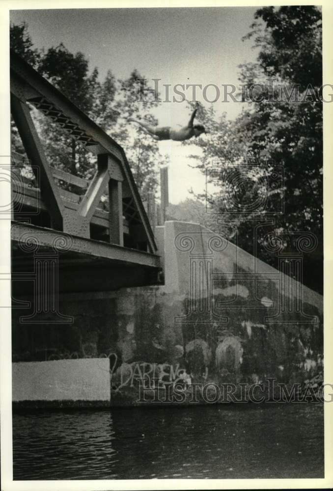 1990 Press Photo Steve Keller dives from bridge into Kinderhook Creek, New York- Historic Images